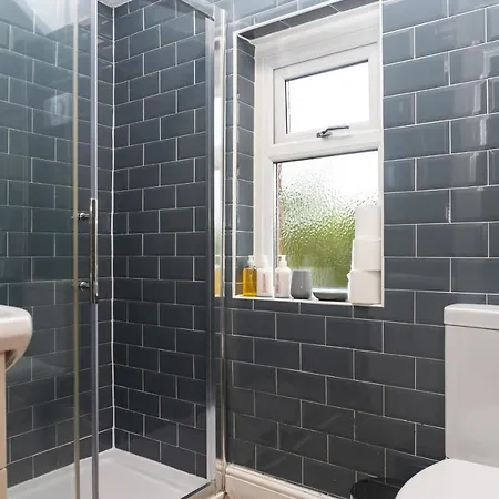 Relaxation By Olauda Sa - 3 Bed House With Free Parking Holiday home Bristol