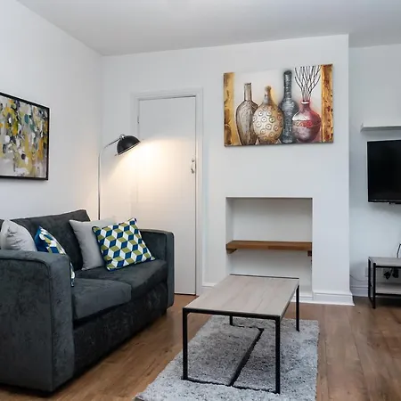 Relaxation By Olauda Sa - 3 Bed House With Free Parking Holiday home Bristol